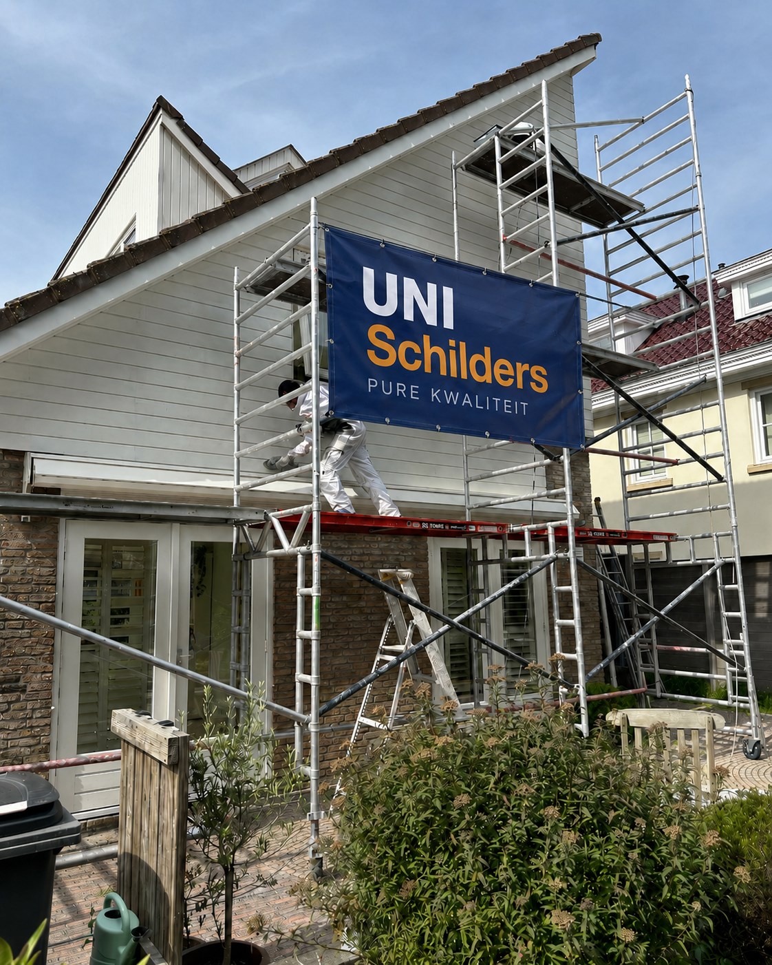 UniSchilders bedrijfsbus voor groot appartementencomplex in schildersteiger