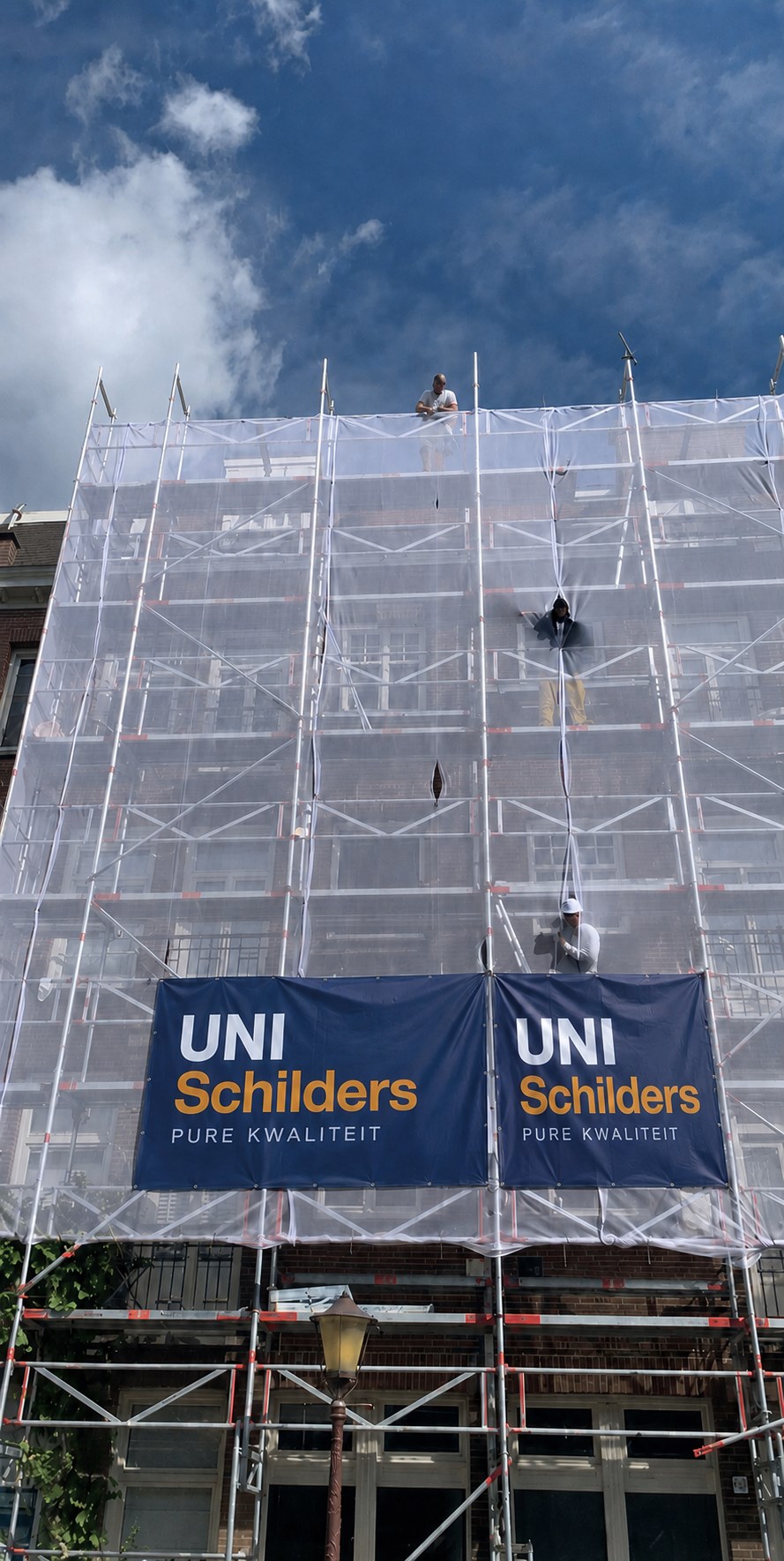 UniSchilders bezig met monumentaal schilderwerk aan villa op steiger